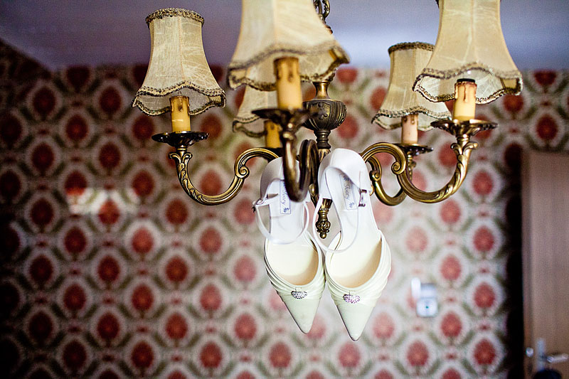 Brautschuhe-hängen-an-Kronleuchter