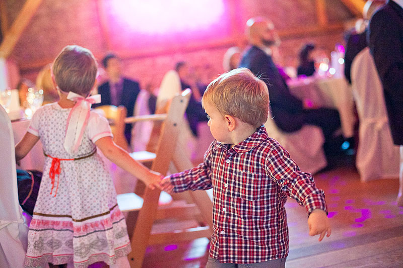 zwei-kinder-auf-hochzeit