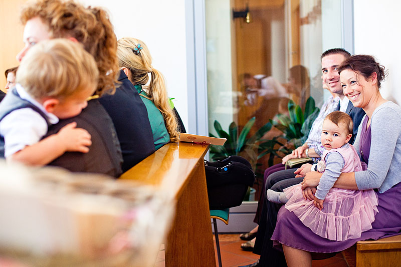 Kinder-schauen-sich-in-der-kirche-an