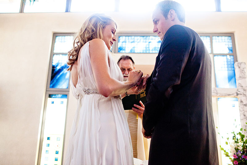 Ringtausch-in-der-Kirche-Hochzeit