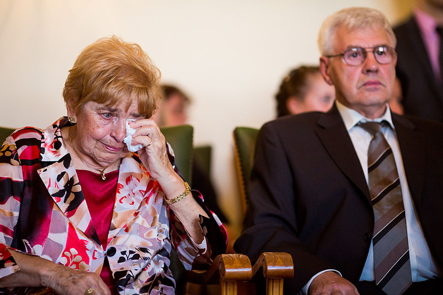 Oma weint an Hochzeit