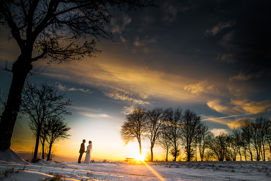 Brautpaar-im-Winter-Sonnenuntergang