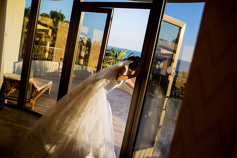 Braut schliest die Tür