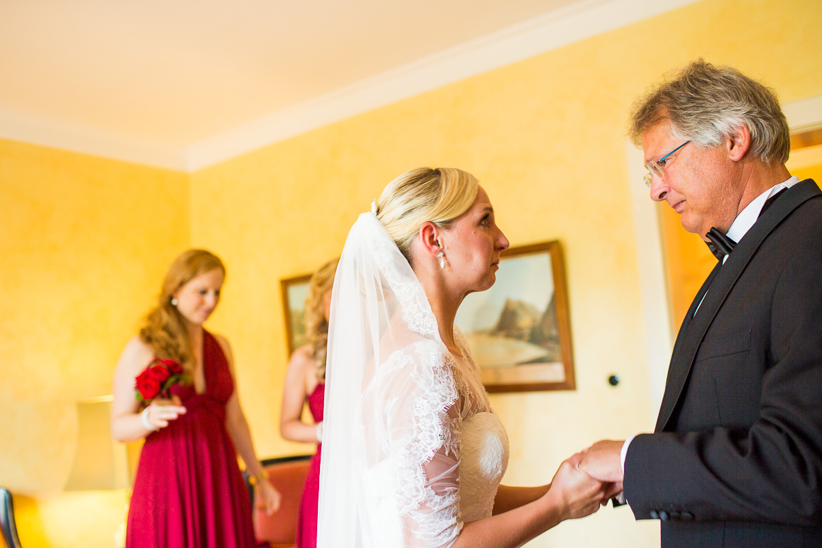 Braut schaut Vater heulend an - emotionaler moment vor Trauung 