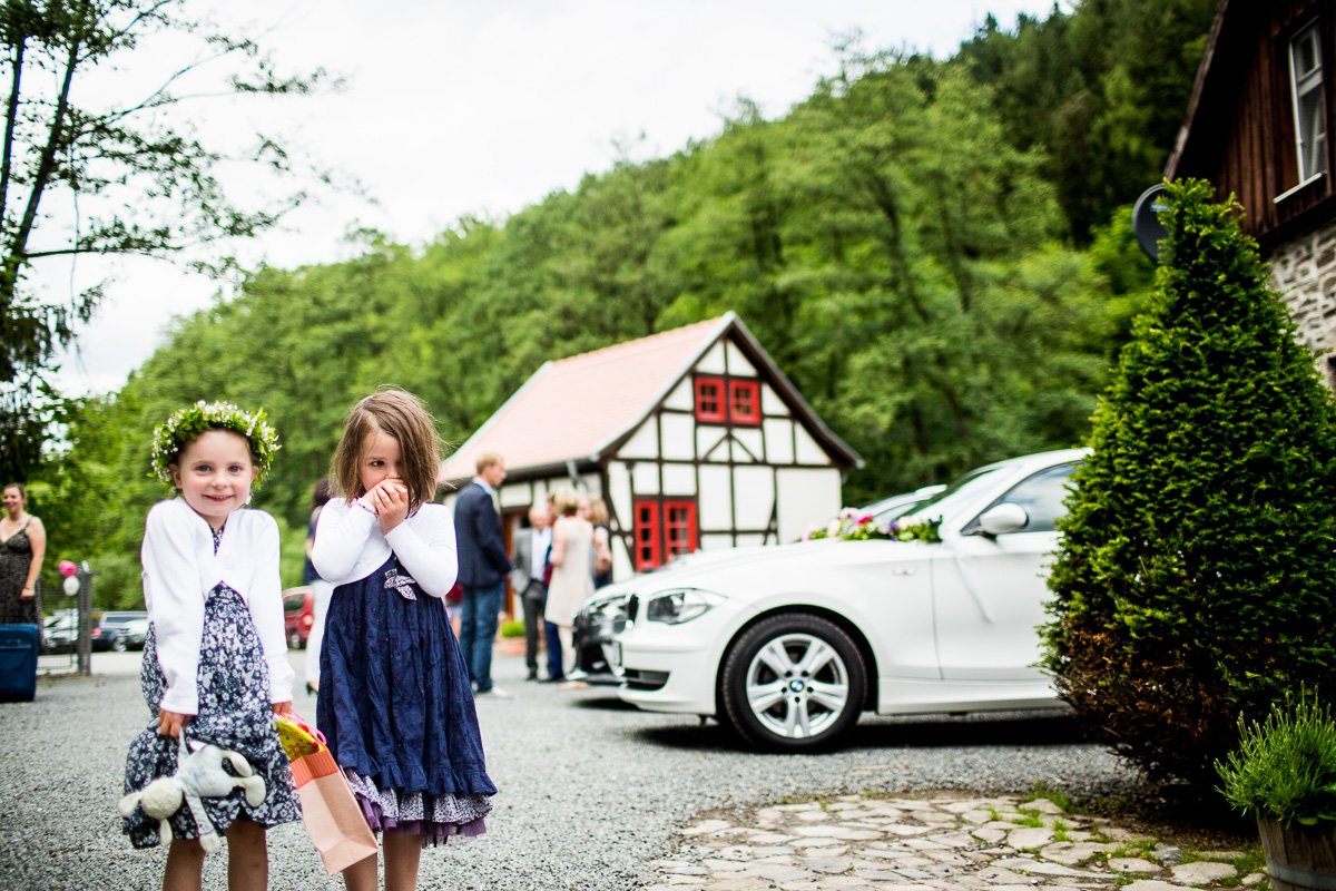 zwei Kinder freuen sich in der Bärenmühle im Kellerwald auf Hochzeit