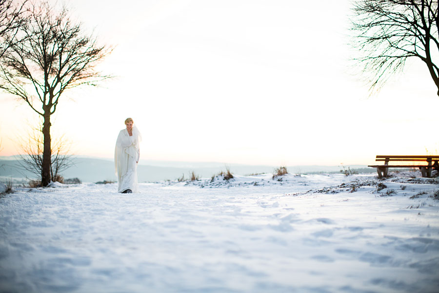 Braut allein im Schnee - Winterhochzeit