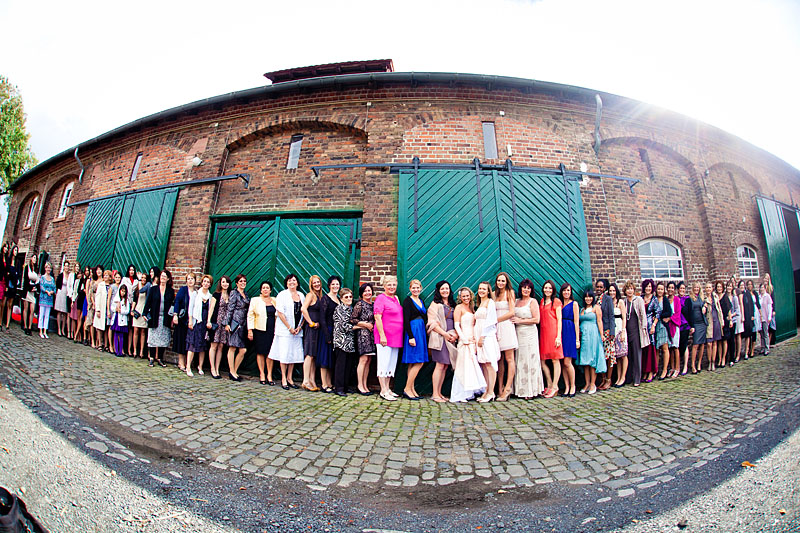 weibliche Hochzeitsgäste Gruppenfoto