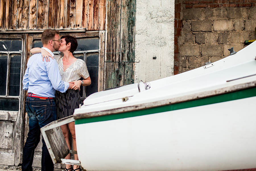 Hübsches Paar steht in der nähe vom Boot und küsst sich