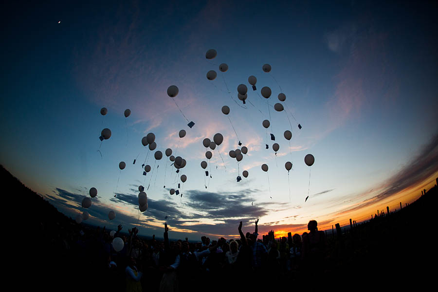 Hochzeitsballons dem Sonnenuntergang entgegen