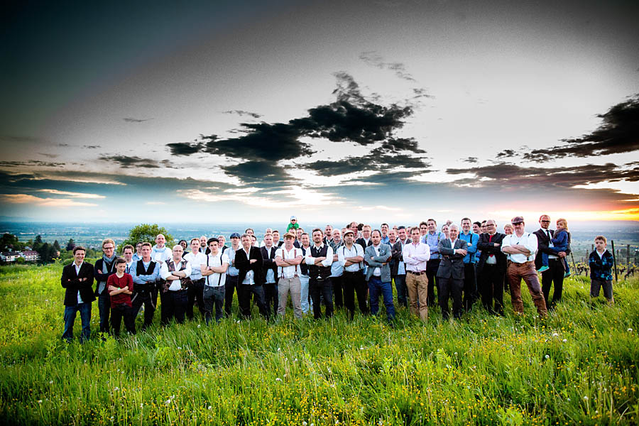 Hochzeitsgäste bei Sonnenuntergang - authentisch im Weinberg