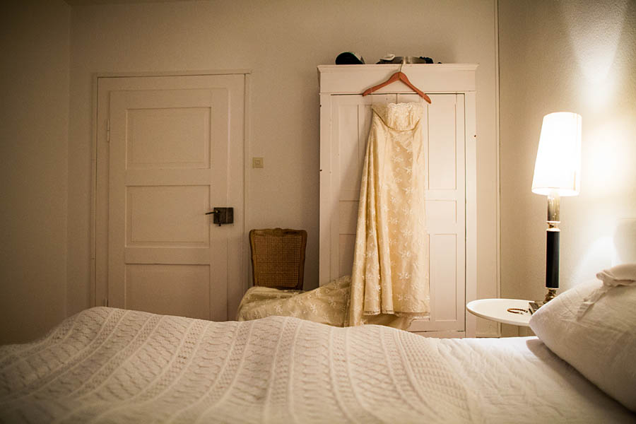 Vintage Brautkleid hängt an Kleiderschrank