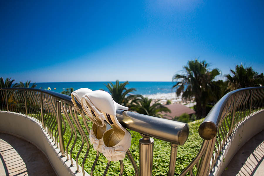 Brautschuhe fotografiert am Strand bei Sonne