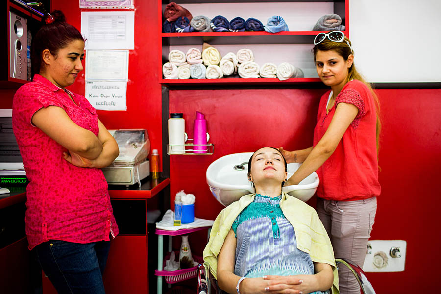 Braut sitzt bei türkischem Friseur in Side