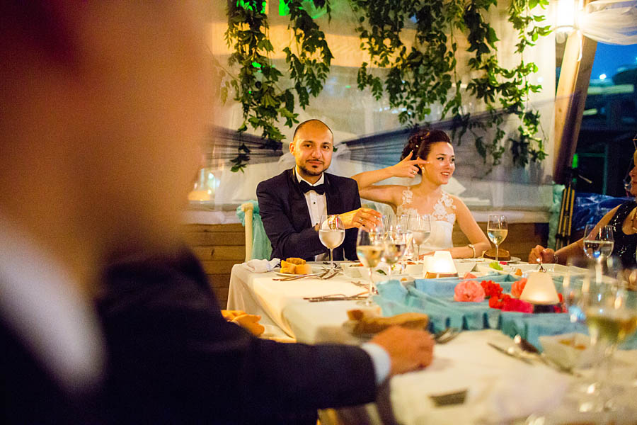 Braut und Bräutigam beim Dinner