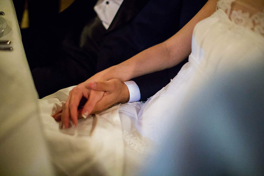 Hand in Hand auf einer Hochzeit