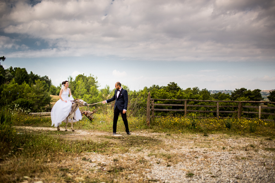 Braut sitzt auf esel in der Türkei - Side Hochzeit