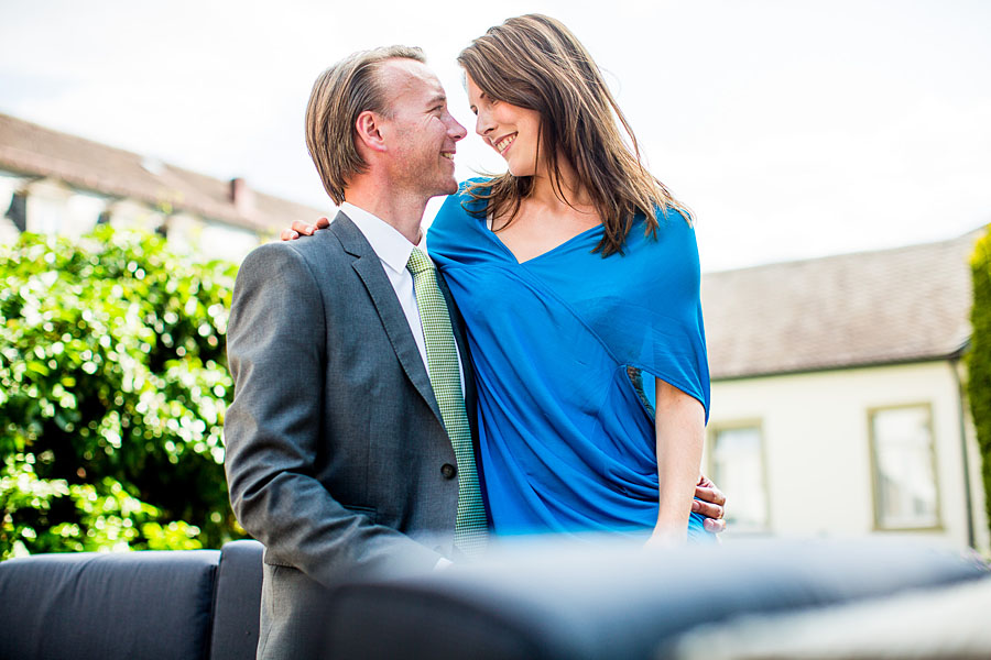 Hübsches Paar auf einer Hochzeit lächelt sich an