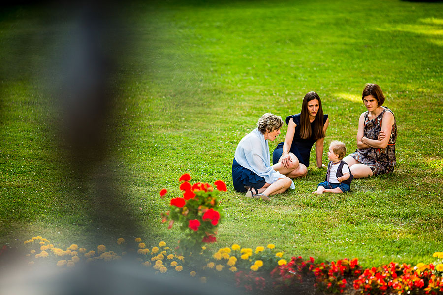 Kinder spielen im Gras auf einer Hochzeit