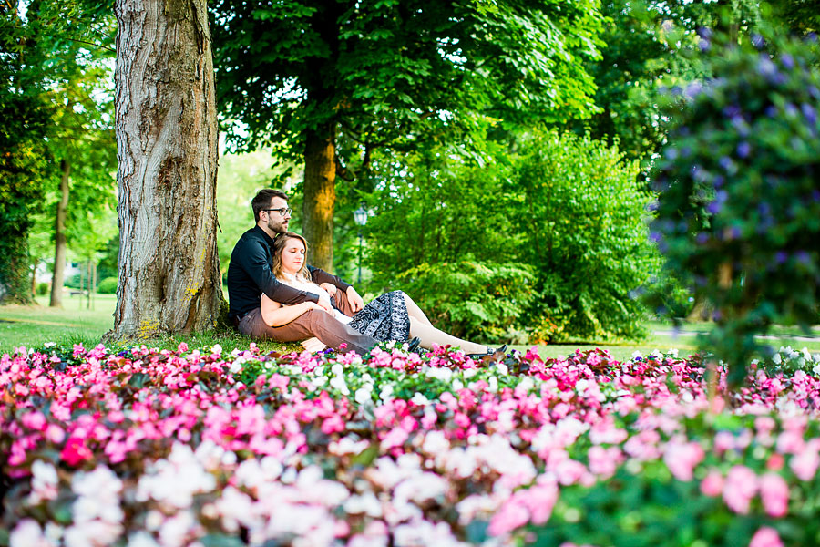 hochzeitsgäste sitzen auf einer Blumenwiese und werden fotografiert