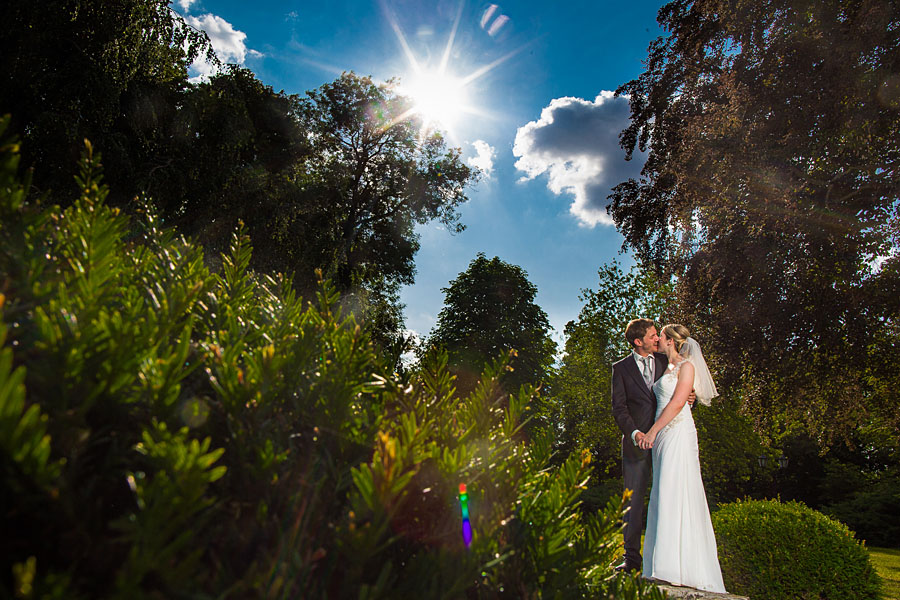 Hochzeitsbild im Gegenlicht mit Sonne und blauem Himmel
