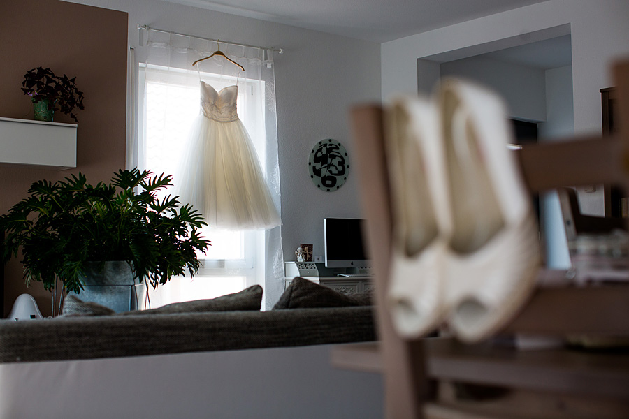 Hübsches Brautklaut hängt an Fenster und wartet