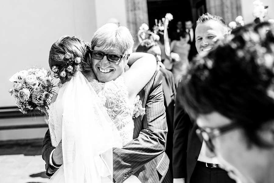 Gratulation nach der Kirche auf einer Hochzeit bei Sonnenschein