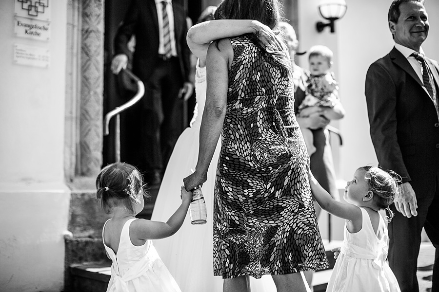 Kleine Kinder halten sich an der Hand bei einer Hochzeit