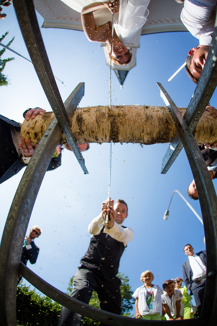 Baumstamm sägen auf Hochzeit