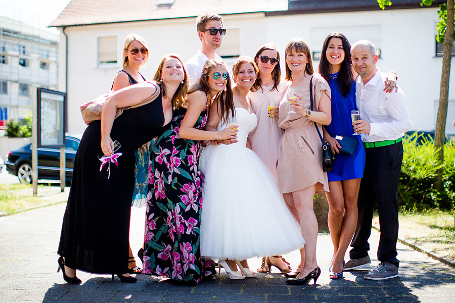 Schnelles Gruppenfoto vor der Kirche auf Hochzeit