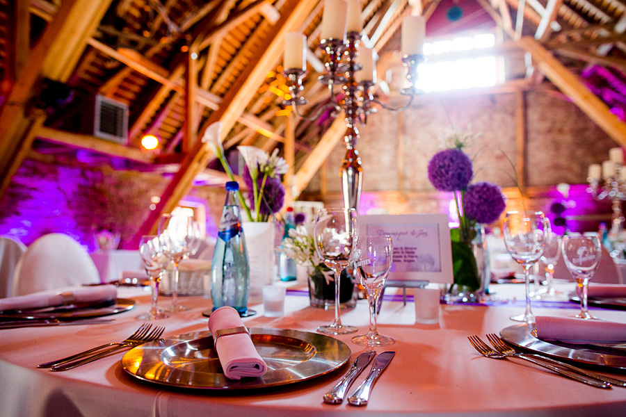 Tolle Deko im Hühnerhof mit Silbertellern auf Hochzeit