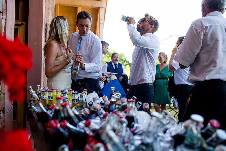 Kalte Getränke auf einer Hochzeit im Sommer