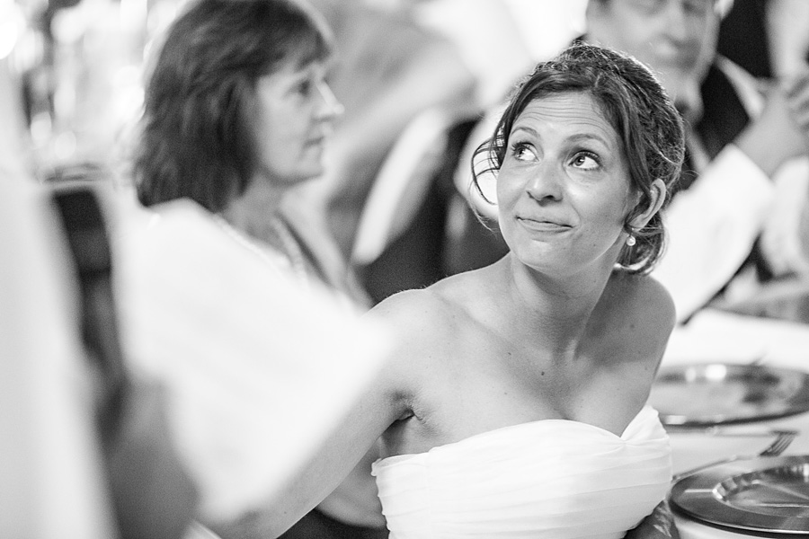 Braut auf Hochzeit bekommt tränen in die Augen