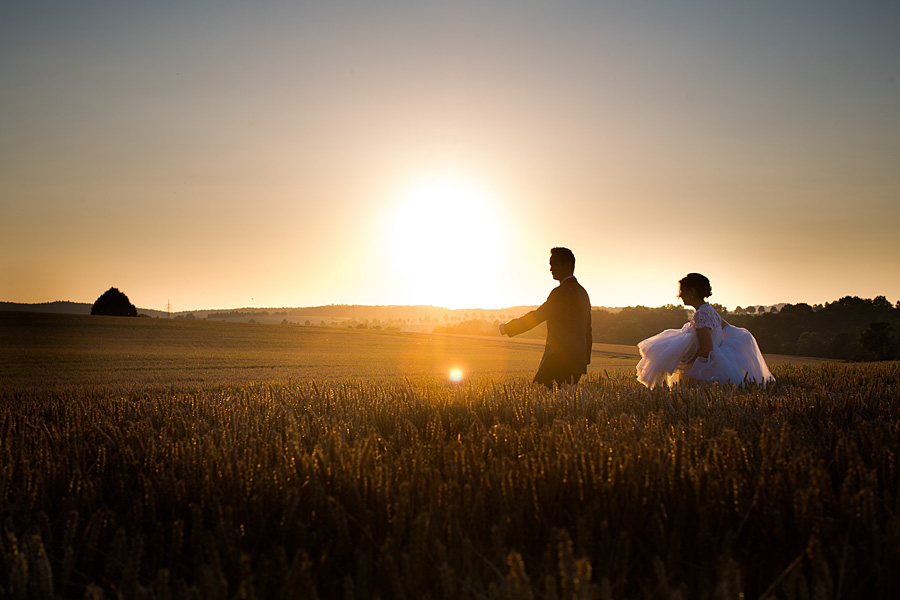 Ein Bett im Kornfeld - Braut läuft mit tollem Kleid im Kornfeld