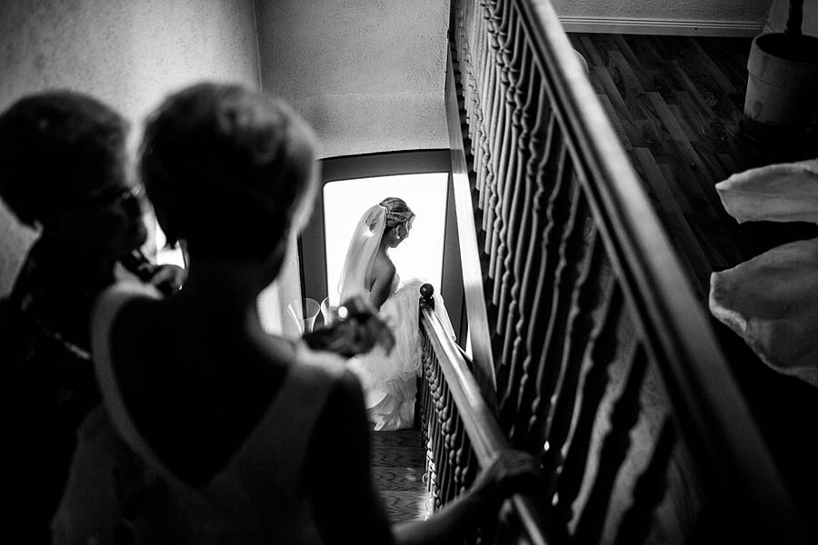Braut schreitet die Treppe hinab