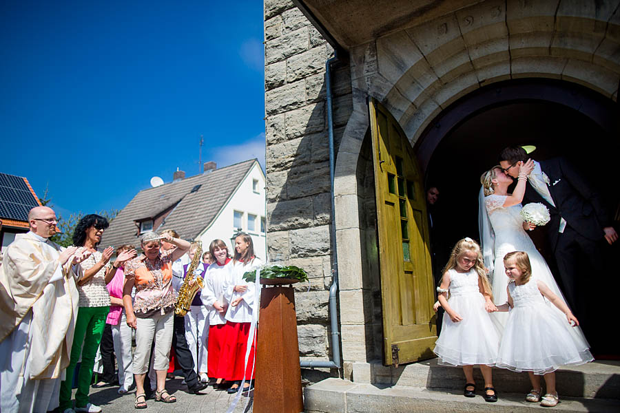 Ehepaar läuft aus Kirche