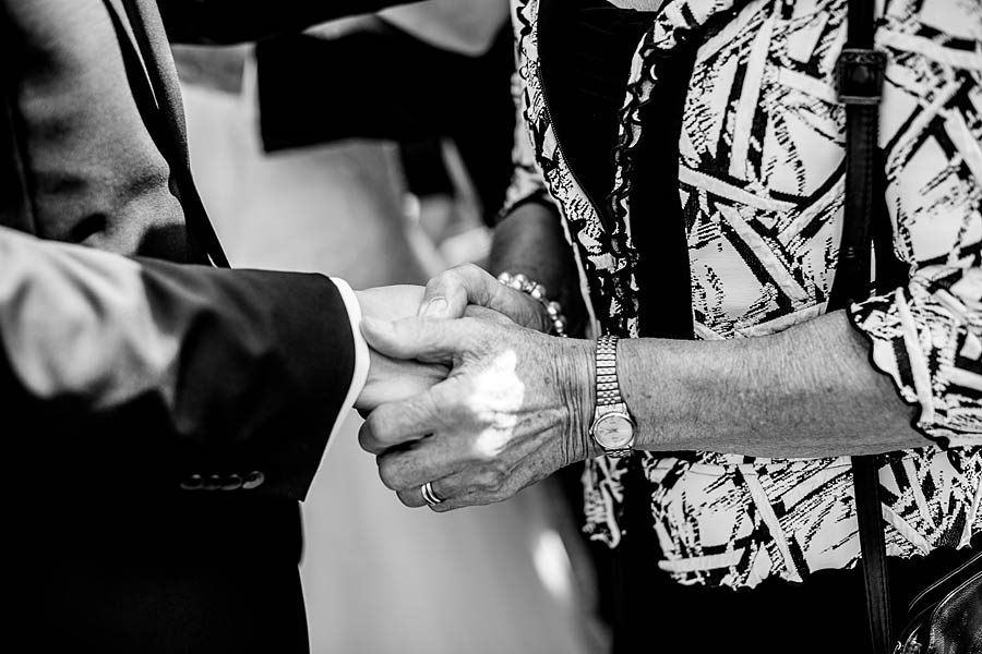 Oma reicht dem Bräutigam die Hand