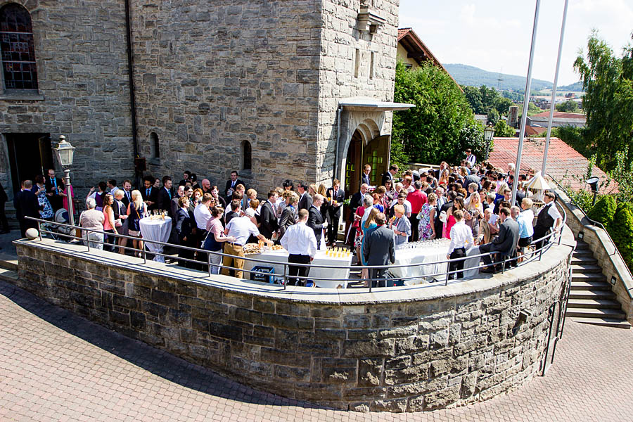 Hochzeitsgesellschaft vor der Kirche