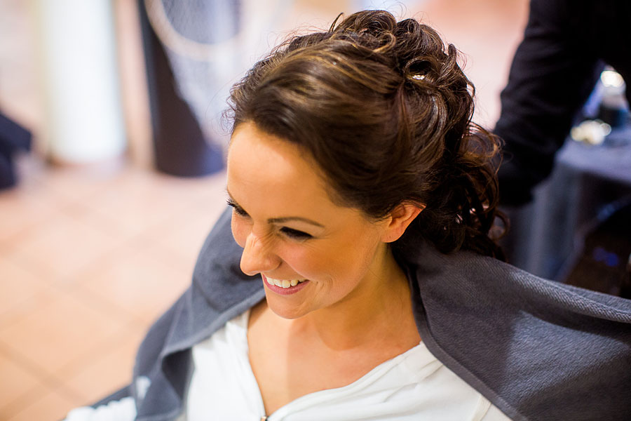 wunderschöne Braut lächelt beim Friseur
