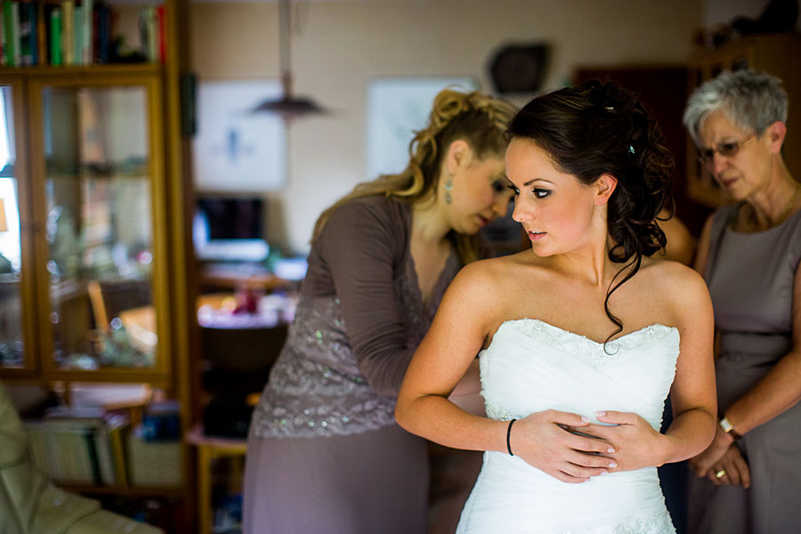 Kleid wird geschlossen - Hochzeit in Stuttgart