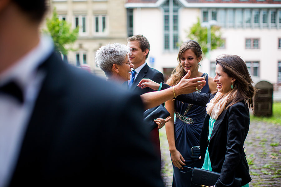 Begrüßung der Gäste an einer kirchlichen Hochzeit