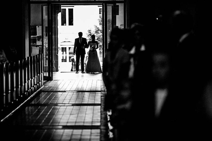 Braut und Vater laufen in die Kirche zur Hochzeit