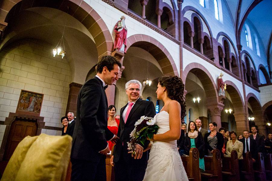 kurz vor dem Altar - Brautvater, Bräutigam und Braut