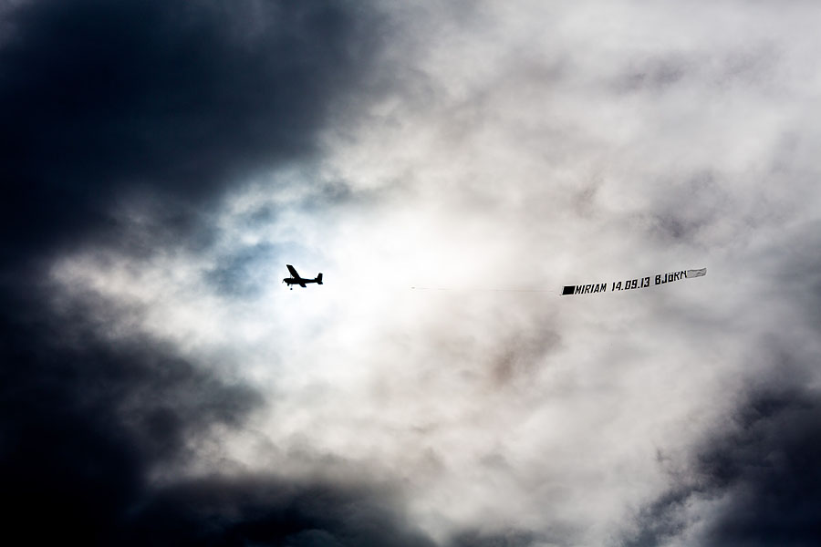 Flugzeug mit Laufschrift zur Hochzeit