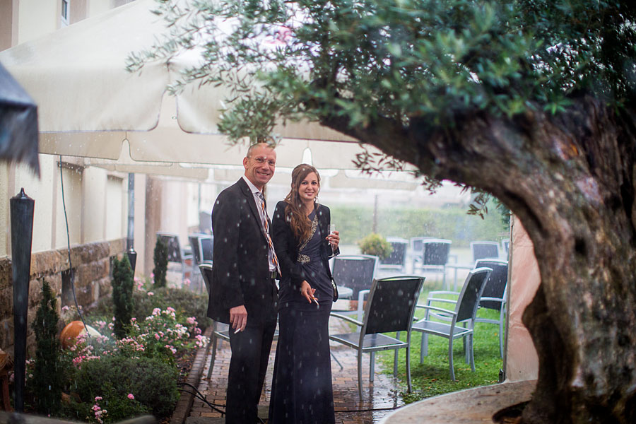 Regenschutt auf einer Hochzeit - viel Regen