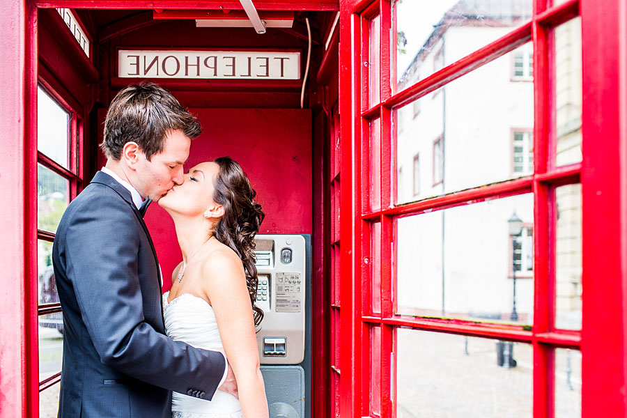 Hochzeit kuss in roter Telefonzelle