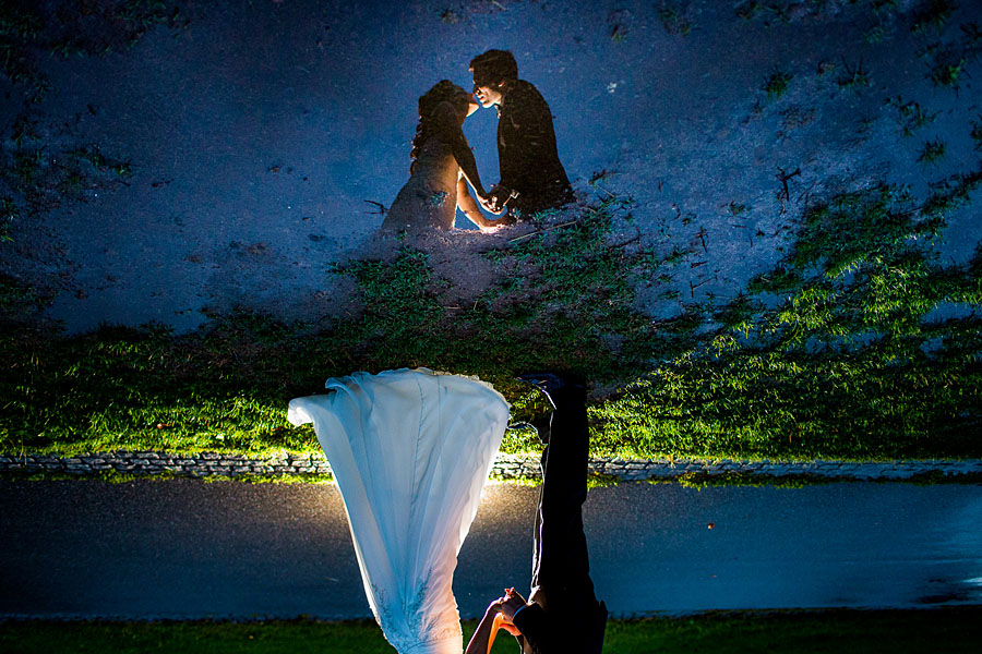 Fotografiert mit Spiegelungen bei Regenhochzeit Portrait