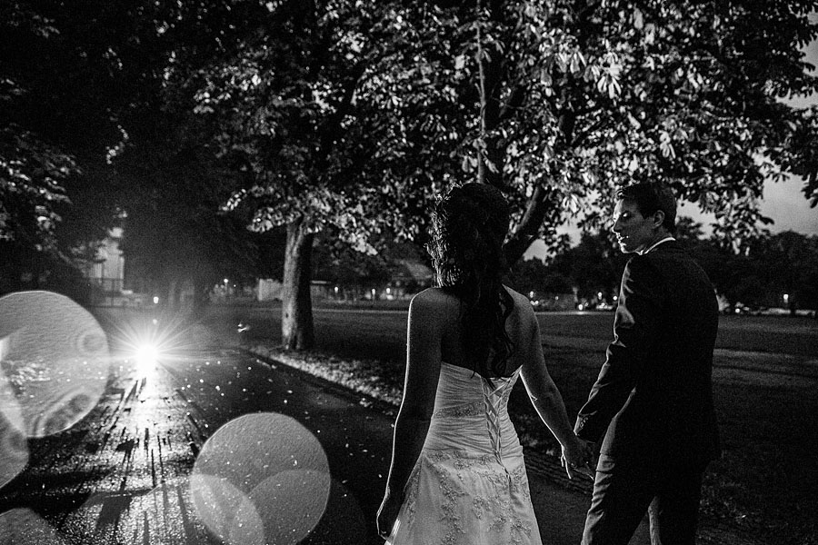schönes Bild mit tollem Gegenlicht bei Hochzeit im Regen