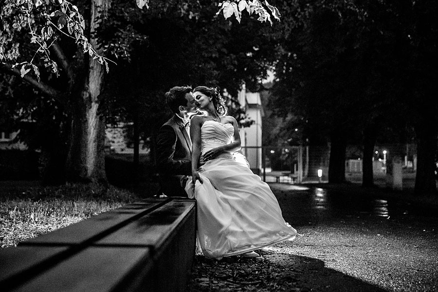 Kussfoto auf einer Hochzeit Regenschauer