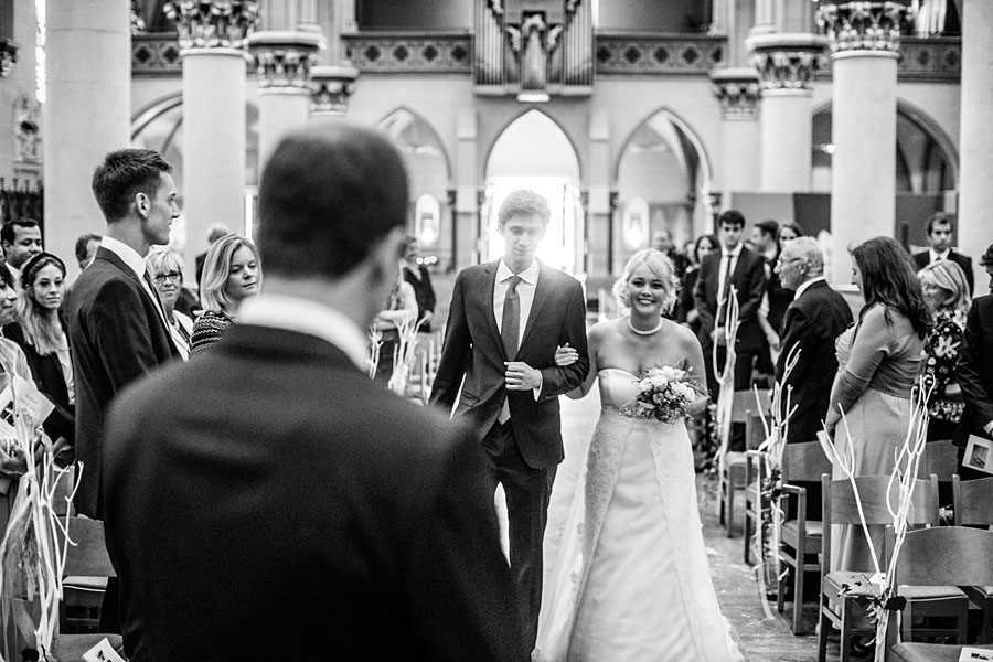 Braut sieht Bräutigam auf der Hochzeit zum ersten mal in der Kirche in Esch alzette