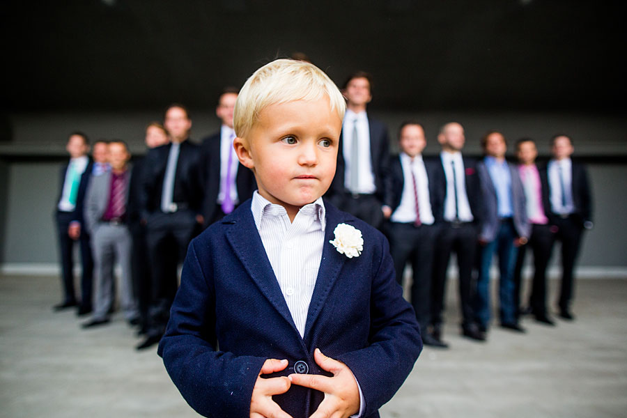 tolles Kinderbild auf Hochzeit mit Männern und Bräutigam